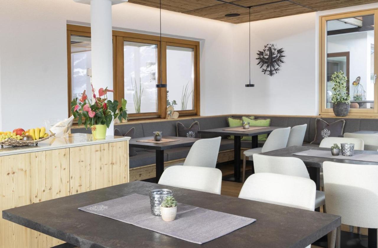 לאדיס Hotel Garni Tirol מראה חיצוני תמונה