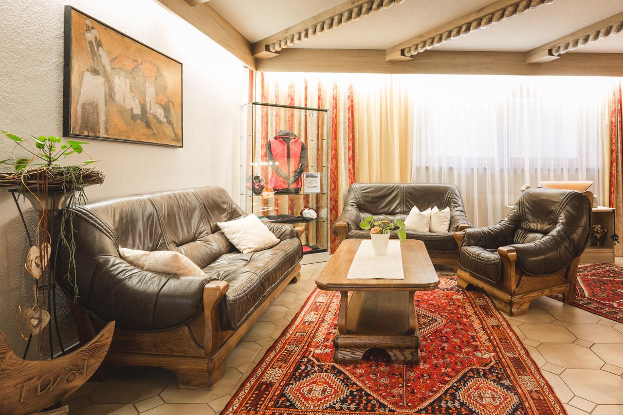 לאדיס Hotel Garni Tirol מראה חיצוני תמונה