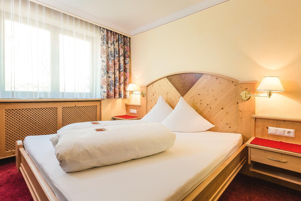 לאדיס Hotel Garni Tirol מראה חיצוני תמונה