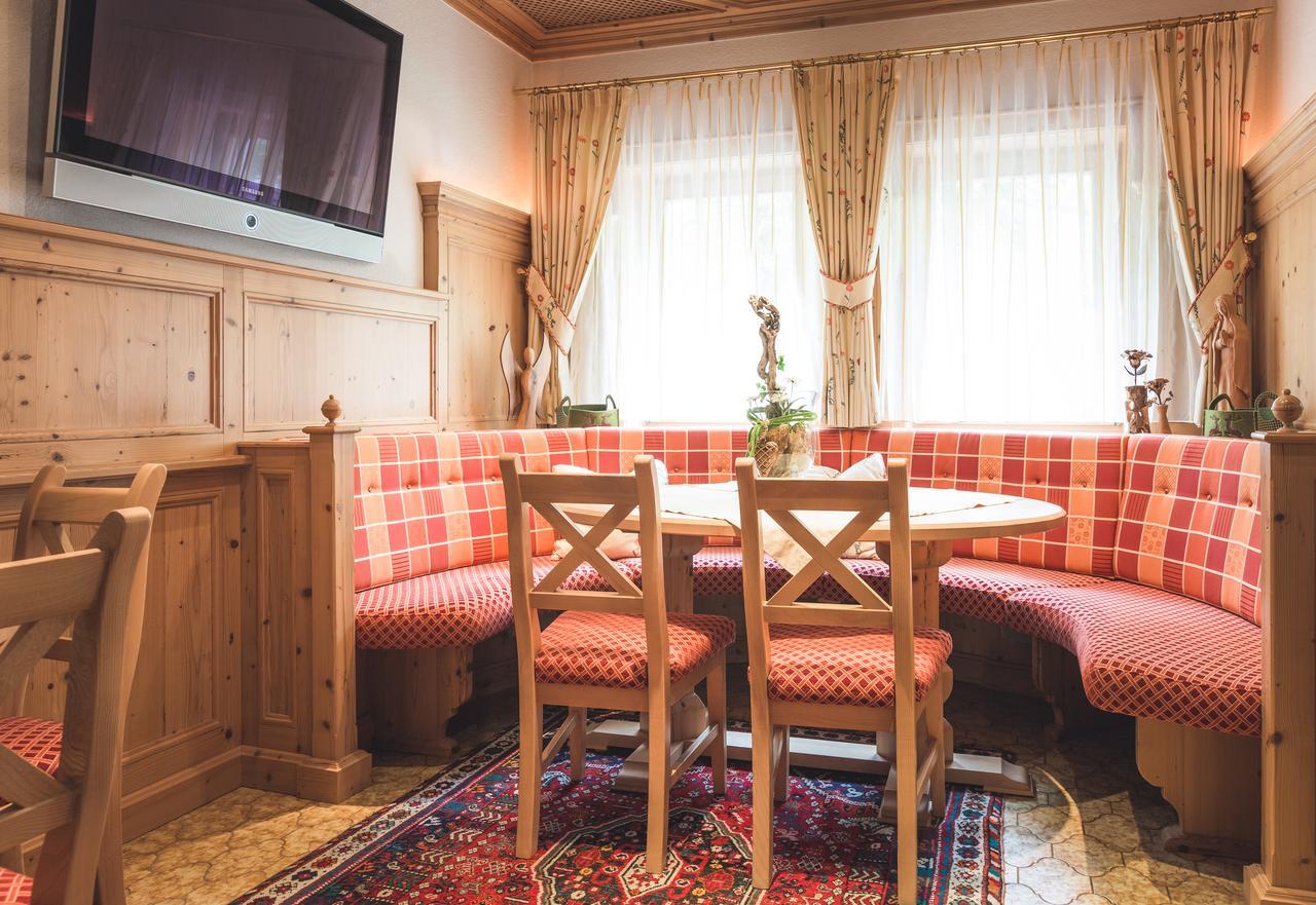 לאדיס Hotel Garni Tirol מראה חיצוני תמונה
