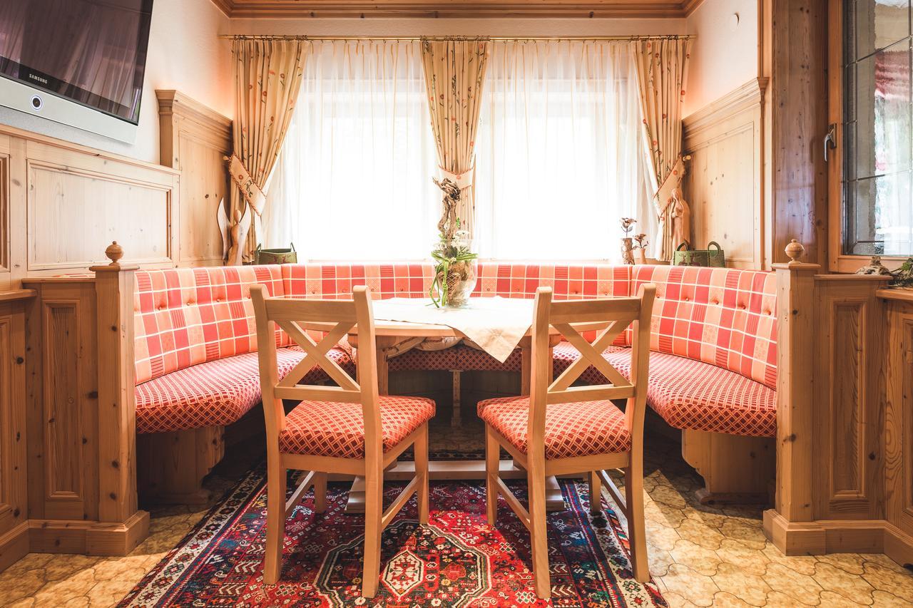 לאדיס Hotel Garni Tirol מראה חיצוני תמונה