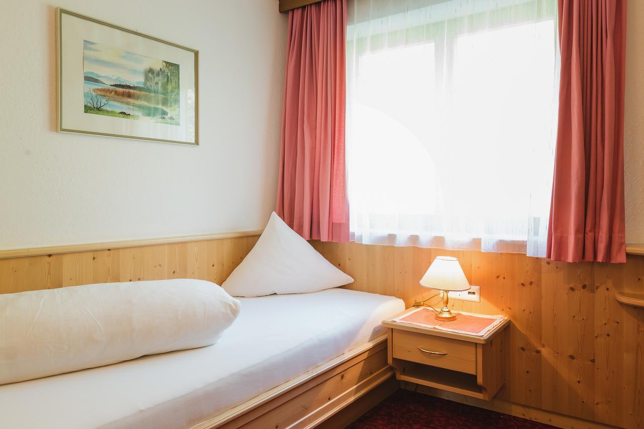 לאדיס Hotel Garni Tirol מראה חיצוני תמונה